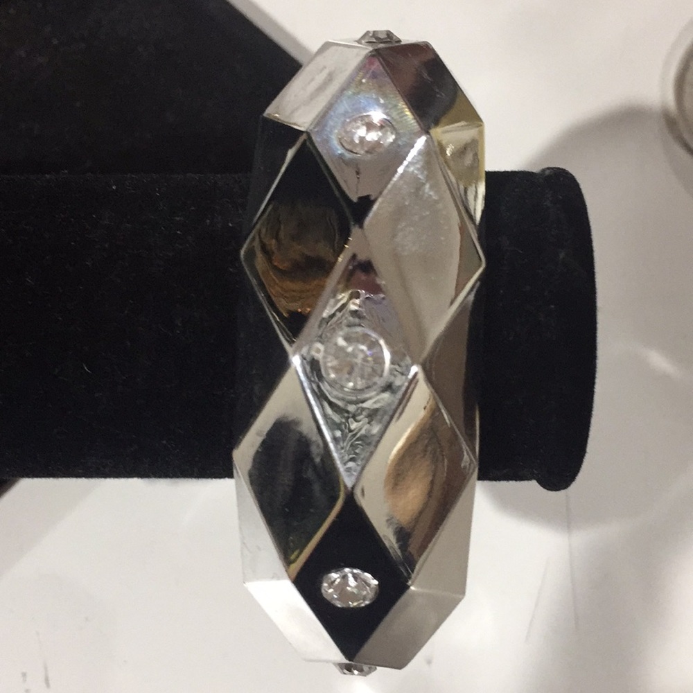 📍Chunky Silver bracelet with rhinestones.